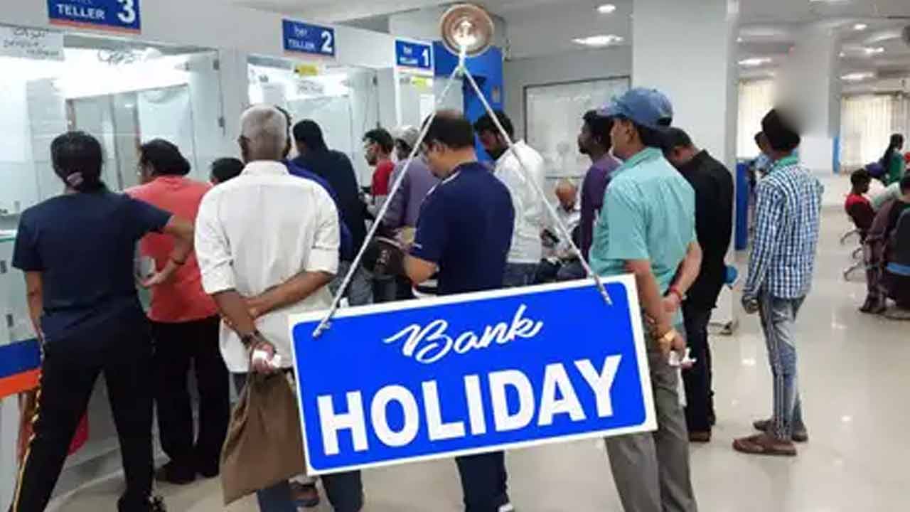 Bank Holidays | ఖాతాదారులకు అలర్ట్.. 26 నుంచి వరుసగా మూడు రోజులు బ్యాంకులు బంద్ Bank Holidays | ఖాతాదారులకు అలర్ట్.. 26 నుంచి వరుసగా మూడు రోజులు బ్యాంకులు బంద్