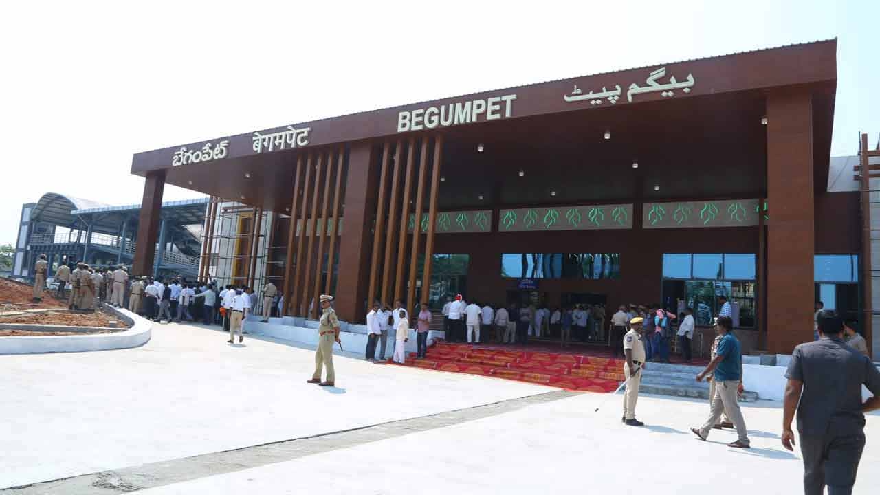 Begumpet Railway Station | బేగంపేట రైల్వే స్టేషన్ సరికొత్త రికార్డు.. అందరూ మహిళా సిబ్బందే..! Begumpet Railway Station | బేగంపేట రైల్వే స్టేషన్ సరికొత్త రికార్డు.. అందరూ మహిళా సిబ్బందే..!