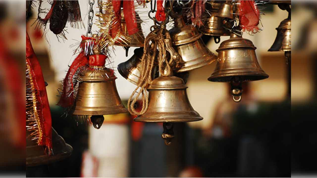 Bell Ring in Temple | ఆలయంలో గంట ఎప్పుడు మోగిస్తే మంచిదో తెలుసా..? Bell Ring in Temple | ఆలయంలో గంట ఎప్పుడు మోగిస్తే మంచిదో తెలుసా..?