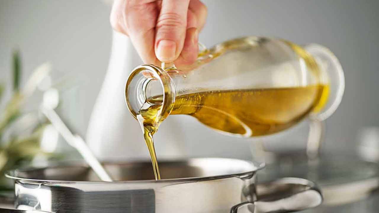 Cooking Oil | నలుగురు.. 4 లీటర్లకు మించి నూనె వాడుతున్నారా..? ఆ రోగాలు కొని తెచ్చుకున్నట్టే..! Cooking Oil | నలుగురు.. 4 లీటర్లకు మించి నూనె వాడుతున్నారా..? ఆ రోగాలు కొని తెచ్చుకున్నట్టే..!