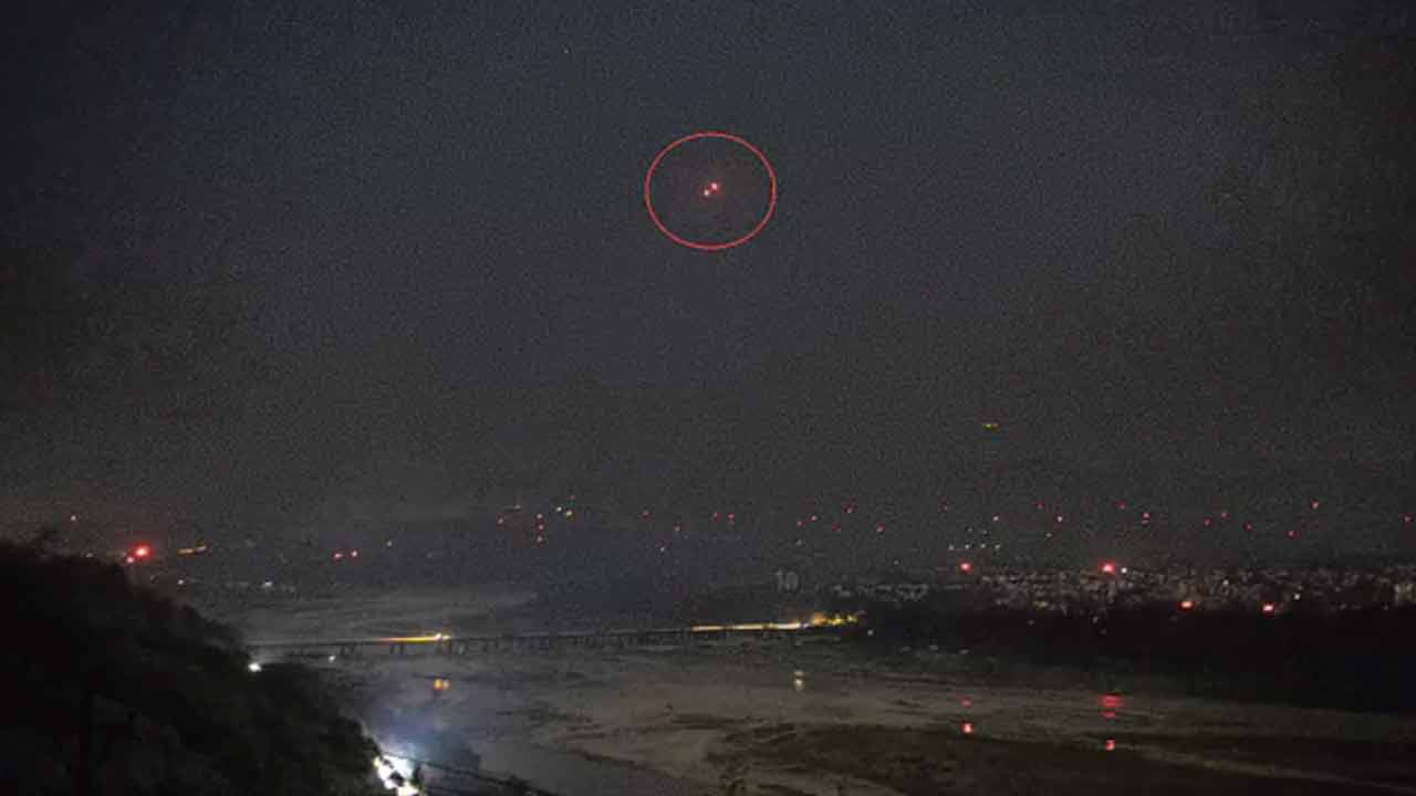 Drone Attacks | బారాముల్లా నుంచి భుజ్ వరకు.. 26 ప్రాంతాల్లో పాక్ డ్రోన్ల దాడులు Drone Attacks | బారాముల్లా నుంచి భుజ్ వరకు.. 26 ప్రాంతాల్లో పాక్ డ్రోన్ల దాడులు