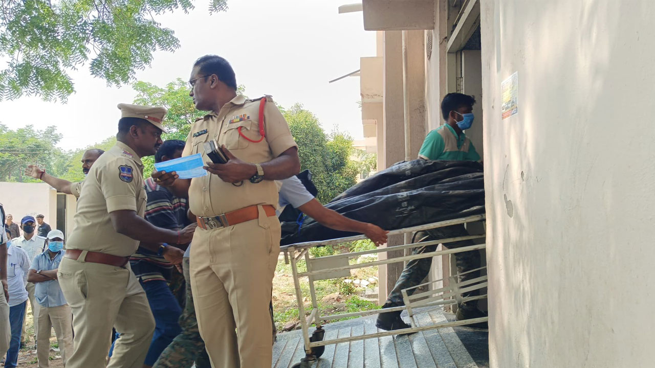 IED Blast | వెంకటాపురం మండలంలో మందుపాతర పేలి ముగ్గురు పోలీసుల మృతి IED Blast | వెంకటాపురం మండలంలో మందుపాతర పేలి ముగ్గురు పోలీసుల మృతి