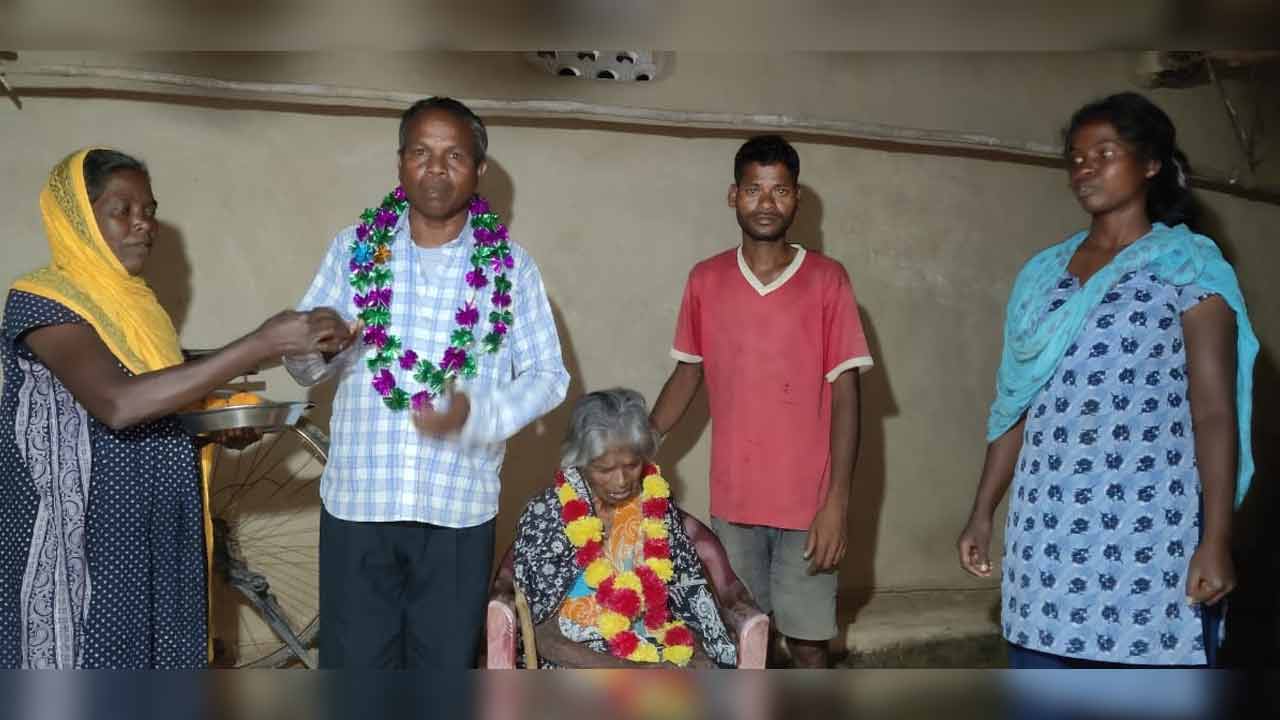 Tenth Class Pass | రూ. 40 లేక ఆగిన చదువు.. 56 ఏండ్ల వయసులో ‘పది’ పాసైన గుమాస్తా Tenth Class Pass | రూ. 40 లేక ఆగిన చదువు.. 56 ఏండ్ల వయసులో ‘పది’ పాసైన గుమాస్తా