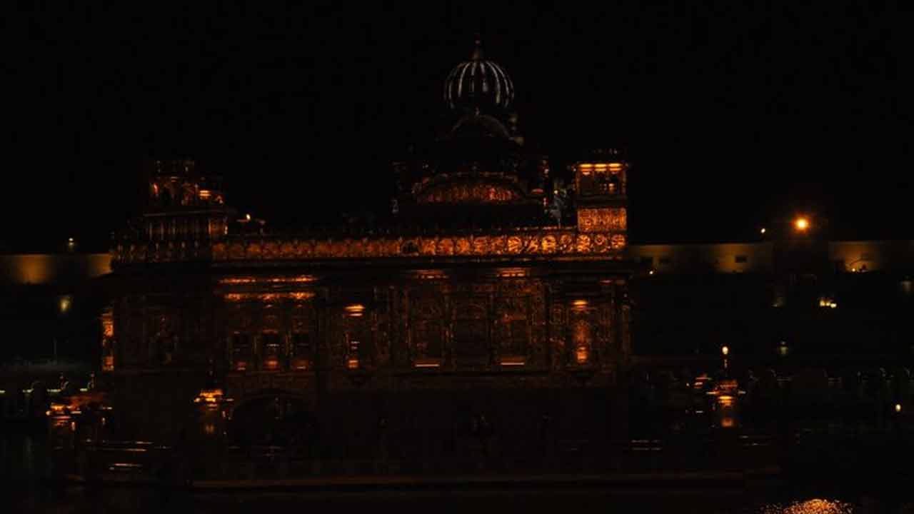 Golden Temple | 54 ఏండ్ల తర్వాత అంధకారంలో గోల్డెన్ టెంపుల్.. ఎందుకంటే..? Golden Temple | 54 ఏండ్ల తర్వాత అంధకారంలో గోల్డెన్ టెంపుల్.. ఎందుకంటే..?