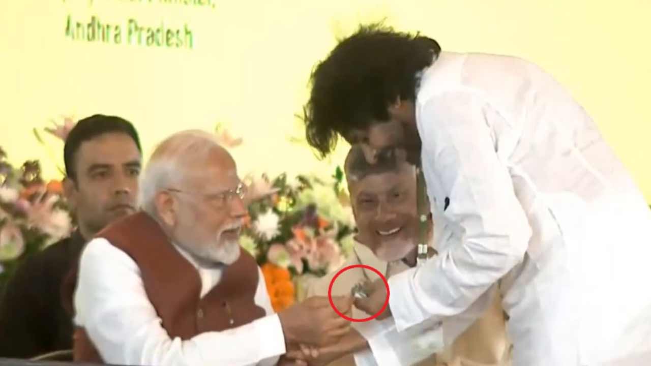 Pawan Kalyan Modi | పిలిచి పవన్ కల్యాణ్కు.. చాక్లెట్ ఇచ్చిన ప్రధాని మోదీ Pawan Kalyan Modi | పిలిచి పవన్ కల్యాణ్కు.. చాక్లెట్ ఇచ్చిన ప్రధాని మోదీ