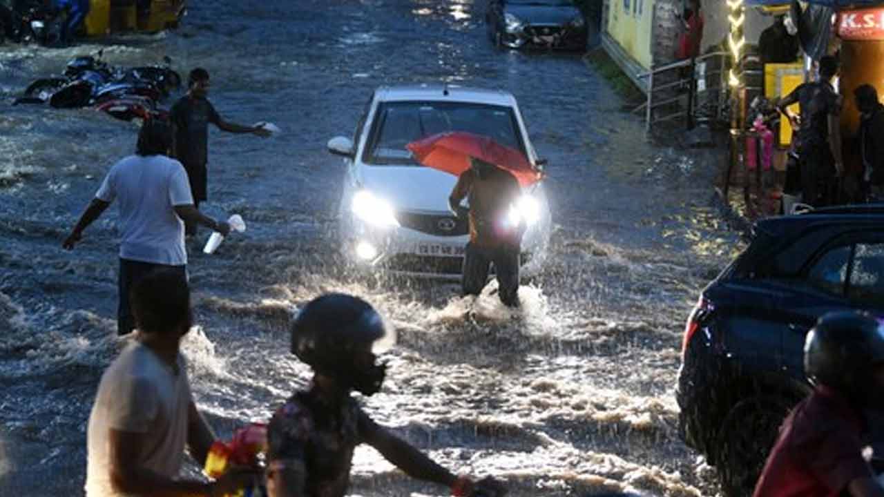 Heavy Rains | ఆ రెండు జిల్లాల్లో అర్ధరాత్రి దంచికొట్టిన వాన.. అత్యధికంగా 149 మి.మీ. వర్షపాతం నమోదు Heavy Rains | ఆ రెండు జిల్లాల్లో అర్ధరాత్రి దంచికొట్టిన వాన.. అత్యధికంగా 149 మి.మీ. వర్షపాతం నమోదు