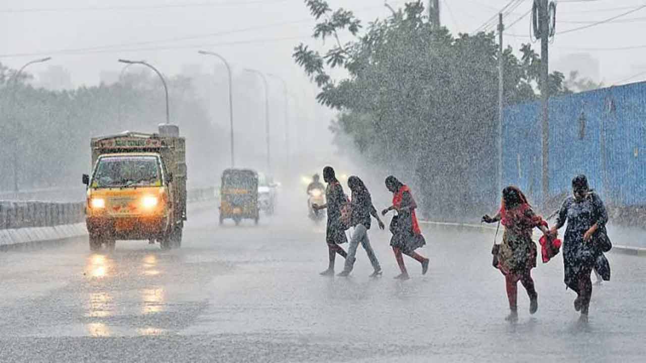 Heavy Rains | తెలంగాణకు నేడు భారీ వర్షసూచన.. మధ్యాహ్నం నుంచి అర్ధరాత్రి వరకు కుండపోత వర్షం..! Heavy Rains | తెలంగాణకు నేడు భారీ వర్షసూచన.. మధ్యాహ్నం నుంచి అర్ధరాత్రి వరకు కుండపోత వర్షం..!