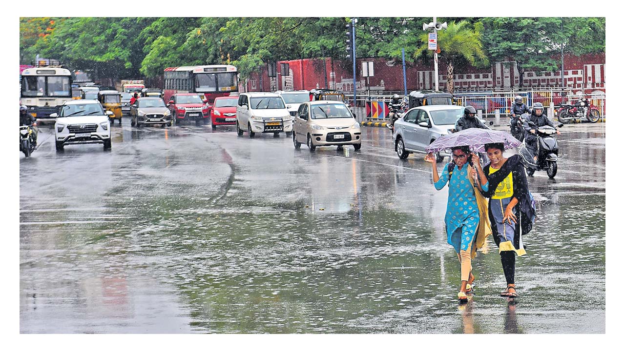 Rain in Hyderabad: హైదరాబాద్ లో భారీ వర్షం.. ఐటీ కారిడార్ లో ట్రాఫిక్ జామ్ Rain in Hyderabad: హైదరాబాద్ లో భారీ వర్షం.. ఐటీ కారిడార్ లో ట్రాఫిక్ జామ్