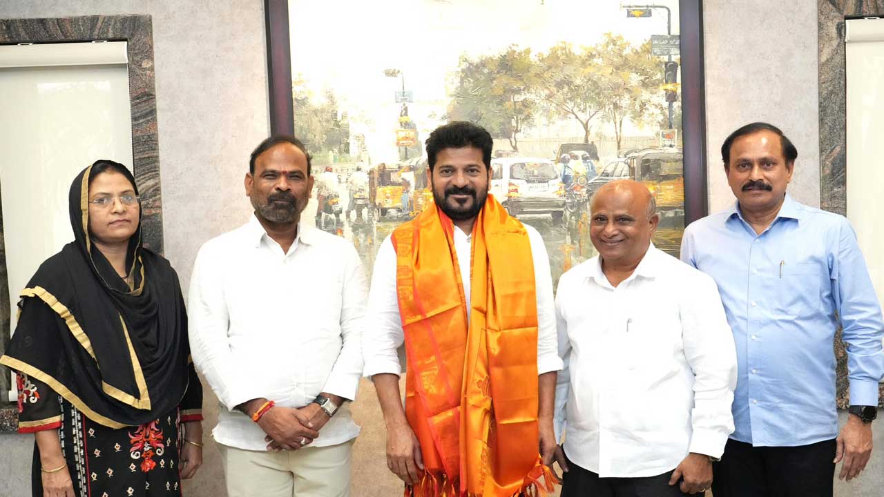 CM Revanth Reddy: సీఎం రేవంత్ రెడ్డిని కలిసిన సమాచార కమిషనర్లు! CM Revanth Reddy: సీఎం రేవంత్ రెడ్డిని కలిసిన సమాచార కమిషనర్లు!