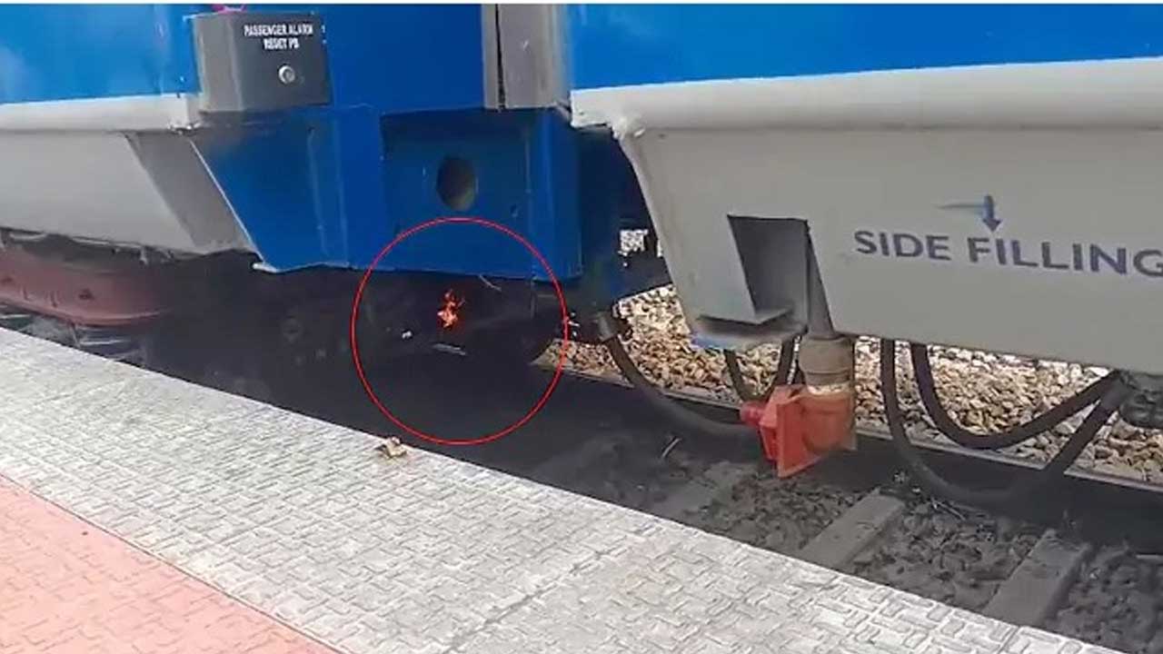 Passenger Train: ప్యాసింజర్ రైలులో మంటలు! Passenger Train: ప్యాసింజర్ రైలులో మంటలు!