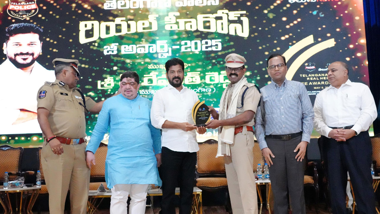 CM Revanth Reddy | మీ సమరం తెలంగాణ ప్రజలపైనా? : ఉద్యోగ సంఘాలపై సీఎం ఫైర్ CM Revanth Reddy | మీ సమరం తెలంగాణ ప్రజలపైనా? : ఉద్యోగ సంఘాలపై సీఎం ఫైర్