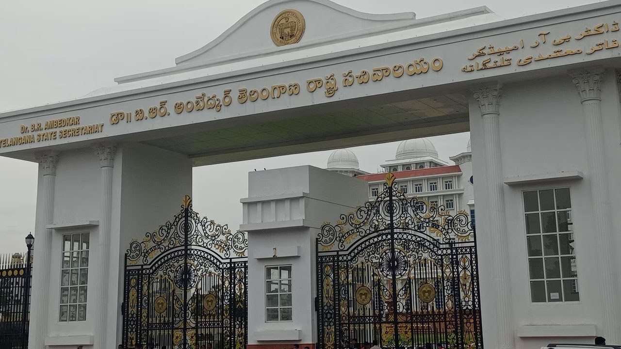 CM Revanth Reddy Secretariat Absence Debate | రెండేళ్ల కాంగ్రెస్ సర్కార్.. ప్రభుత్వ పథకాల అమలులో నిర్లక్ష్యం.. శాఖలపై పట్టులేని మంత్రులు! CM Revanth Reddy Secretariat Absence Debate | రెండేళ్ల కాంగ్రెస్ సర్కార్.. ప్రభుత్వ పథకాల అమలులో నిర్లక్ష్యం.. శాఖలపై పట్టులేని మంత్రులు!