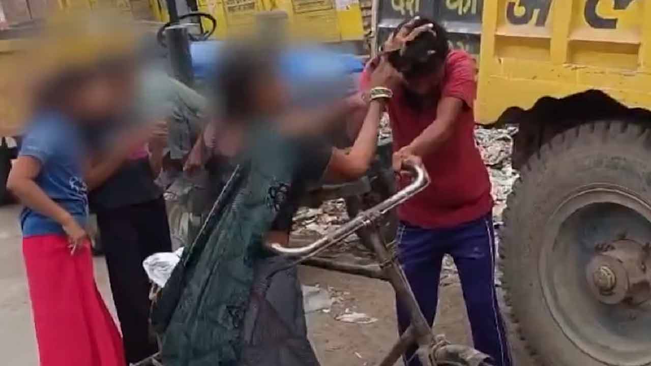Girl Molest | బాలికకు లైంగిక వేధింపులు.. 15 సెకన్లలో 23 చెప్పు దెబ్బలు.. వీడియో Girl Molest | బాలికకు లైంగిక వేధింపులు.. 15 సెకన్లలో 23 చెప్పు దెబ్బలు.. వీడియో