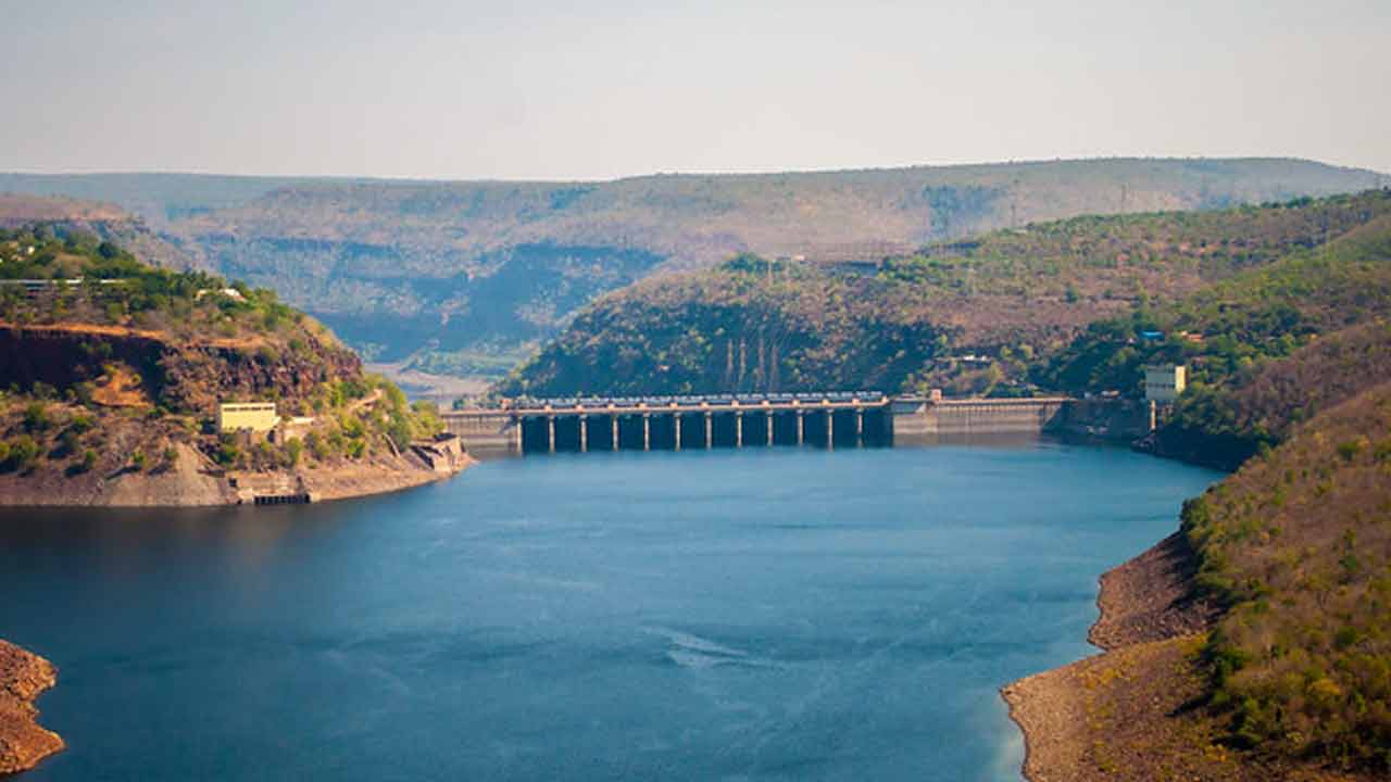 Srisailam | కృష్ణమ్మ పరుగులు.. శ్రీశైలం ప్రాజెక్టుకు జలకళ.. Srisailam | కృష్ణమ్మ పరుగులు.. శ్రీశైలం ప్రాజెక్టుకు జలకళ..