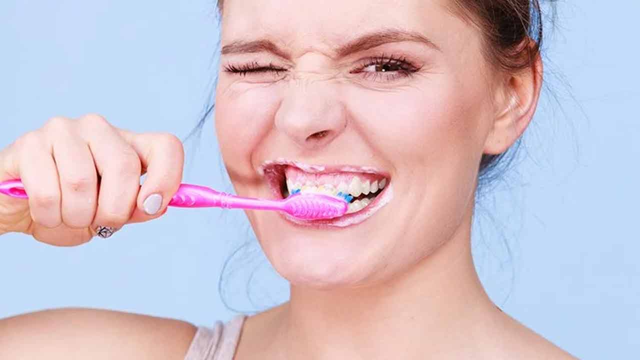 Tooth Brush | 3 నెలలకు మించి టూత్ బ్రష్ వాడుతున్నారా..? గుండె జబ్బులు దరి చేరినట్లే..! Tooth Brush | 3 నెలలకు మించి టూత్ బ్రష్ వాడుతున్నారా..? గుండె జబ్బులు దరి చేరినట్లే..!