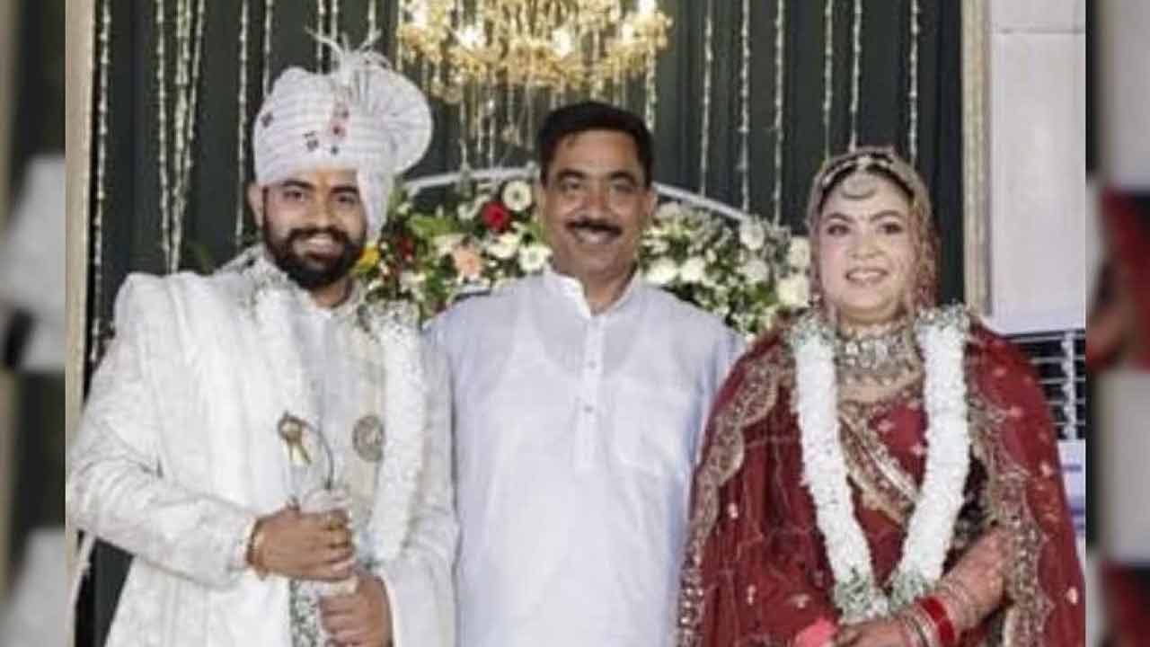 One Rupee Marriage | వధువే వరకట్నం.. ఒక్క రూపాయితో పెళ్లి చేసుకున్న యువ న్యాయవాది One Rupee Marriage | వధువే వరకట్నం.. ఒక్క రూపాయితో పెళ్లి చేసుకున్న యువ న్యాయవాది