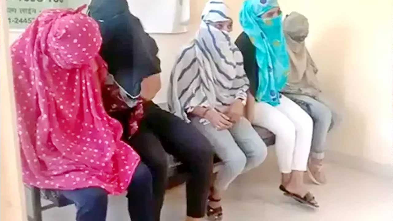 Female Sex Workers: వేశ్యలు అత్యధికంగా ఉన్న రాష్ట్రాలు.. టాప్ 5లో ఏపీ, తెలంగాణ Female Sex Workers: వేశ్యలు అత్యధికంగా ఉన్న రాష్ట్రాలు.. టాప్ 5లో ఏపీ, తెలంగాణ