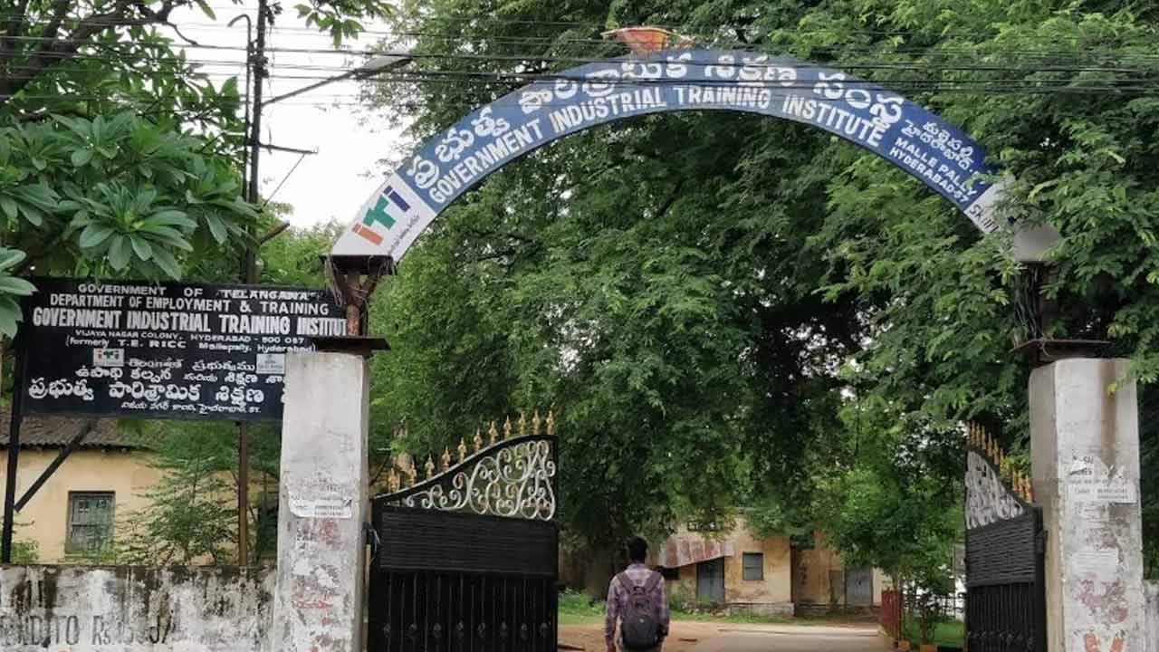 ITI Admissions | ITI కాలేజీల్లో ప్రవేశాలకు నోటిఫికేషన్ విడుదల.. చివరి తేదీ జూన్ 21.. దరఖాస్తు విధానం ఇలా.. ITI Admissions | ITI కాలేజీల్లో ప్రవేశాలకు నోటిఫికేషన్ విడుదల.. చివరి తేదీ జూన్ 21.. దరఖాస్తు విధానం ఇలా..