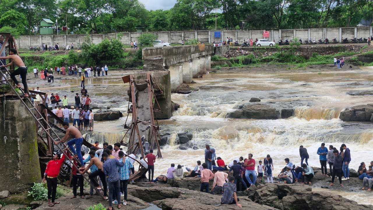 Indrayani River Bridge Collapses: కూలిన ఇంద్రాయణి నది వంతెన..ఆరుగురు మృతి..25 మంది గల్లంతు Indrayani River Bridge Collapses: కూలిన ఇంద్రాయణి నది వంతెన..ఆరుగురు మృతి..25 మంది గల్లంతు