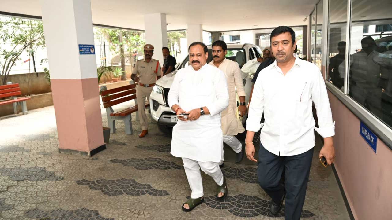 TPCC Chief Mahesh Kumar Goud: ఫోన్ ట్యాపింగ్ కేసులో సాక్షిగా పీసీసీ చీఫ్ మహేష్ కుమార్ గౌడ్ TPCC Chief Mahesh Kumar Goud: ఫోన్ ట్యాపింగ్ కేసులో సాక్షిగా పీసీసీ చీఫ్ మహేష్ కుమార్ గౌడ్