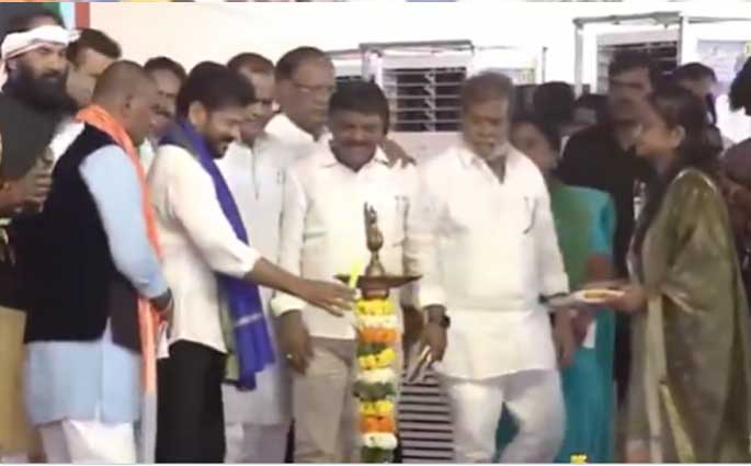Teenmar Mallanna: సీఎం రేవంత్ రెడ్డి సభా వేదికపై తీన్మార్ మల్లన్న! Teenmar Mallanna: సీఎం రేవంత్ రెడ్డి సభా వేదికపై తీన్మార్ మల్లన్న!