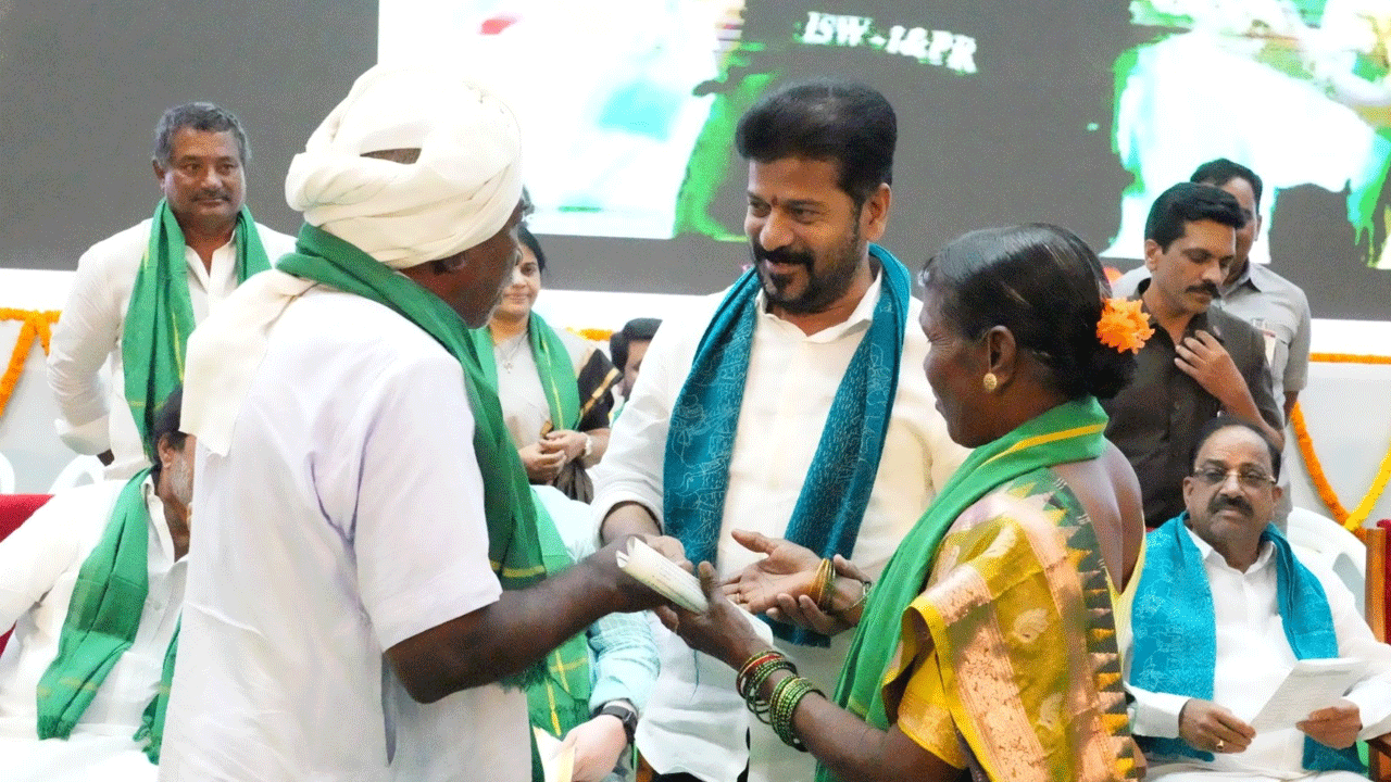 Rythu Bharosa Funds | రైతు భరోసా డబ్బులు వచ్చేస్తున్నాయి.. తొలి రోజే రూ.2349.83 కోట్లు జమ Rythu Bharosa Funds | రైతు భరోసా డబ్బులు వచ్చేస్తున్నాయి.. తొలి రోజే రూ.2349.83 కోట్లు జమ