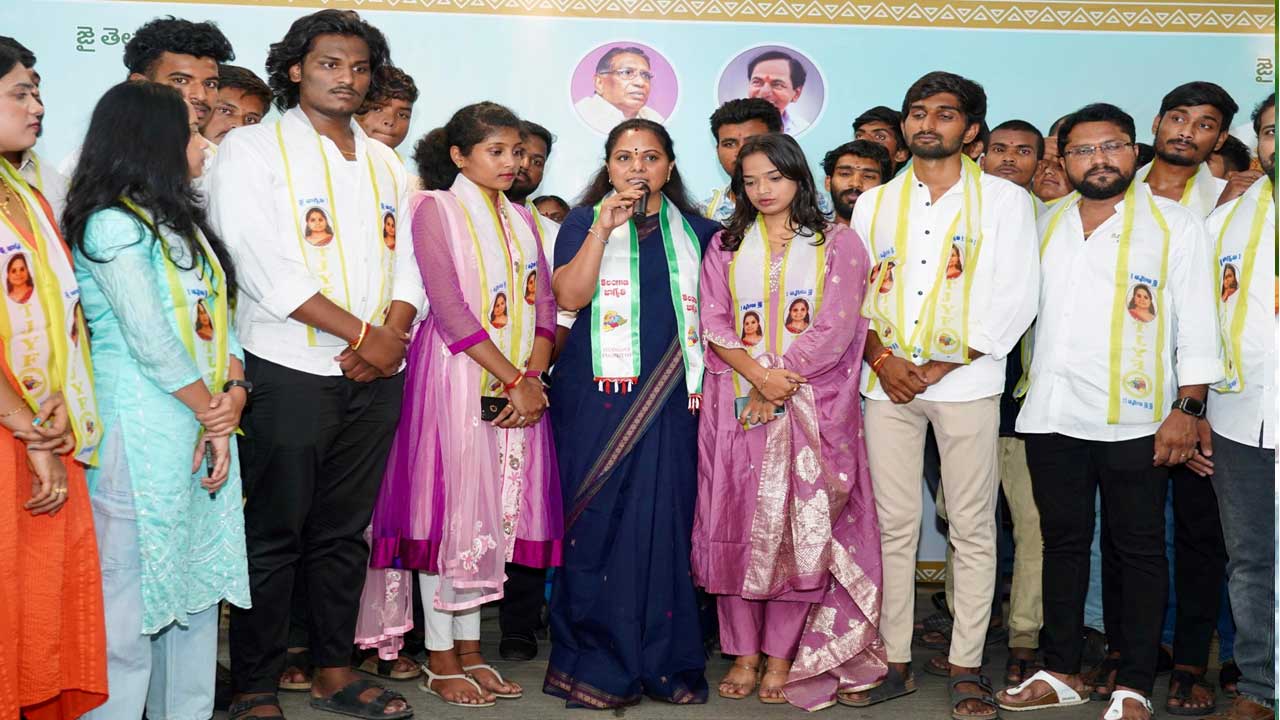 MLC Kavitha: సామాజిక తెలంగాణ సాధనకు విద్యార్థి లోకం దండు కట్టాలి: ఎమ్మెల్సీ కవిత MLC Kavitha: సామాజిక తెలంగాణ సాధనకు విద్యార్థి లోకం దండు కట్టాలి: ఎమ్మెల్సీ కవిత