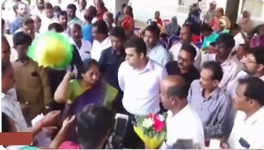 Minister Savita: బొకే విసిరేసిన మంత్రి సవిత..వీడియో వైరల్! Minister Savita: బొకే విసిరేసిన మంత్రి సవిత..వీడియో వైరల్!