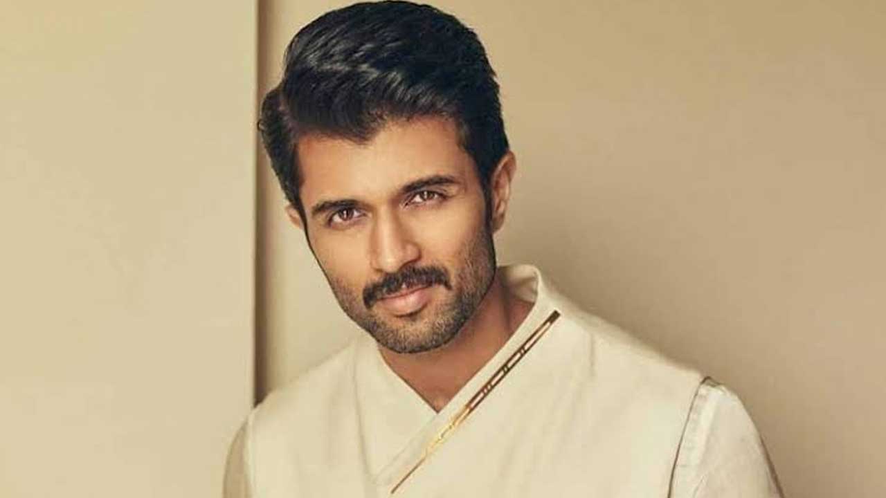 Vijay Devarakonda: హీరో విజయ్ దేవరకొండపై ఎస్సీ ఎస్టీ అట్రాసిటీ కేసు నమోదు ! Vijay Devarakonda: హీరో విజయ్ దేవరకొండపై ఎస్సీ ఎస్టీ అట్రాసిటీ కేసు నమోదు !