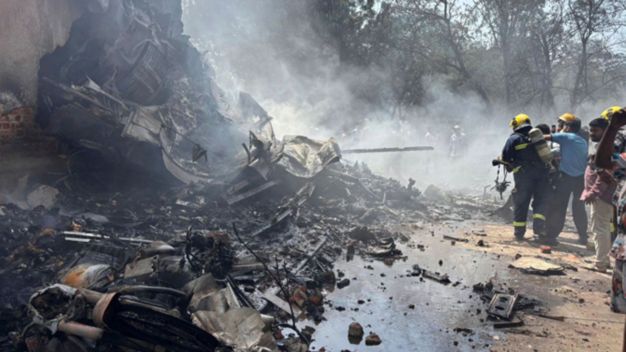 Plane Crash | అహ్మదాబాద్లో ఘోర విమాన ప్రమాదం.. అనేక మంది మృతి! ఇదే విమానంలో గుజరాత్ మాజీ సీఎం? Plane Crash | అహ్మదాబాద్లో ఘోర విమాన ప్రమాదం.. అనేక మంది మృతి! ఇదే విమానంలో గుజరాత్ మాజీ సీఎం?