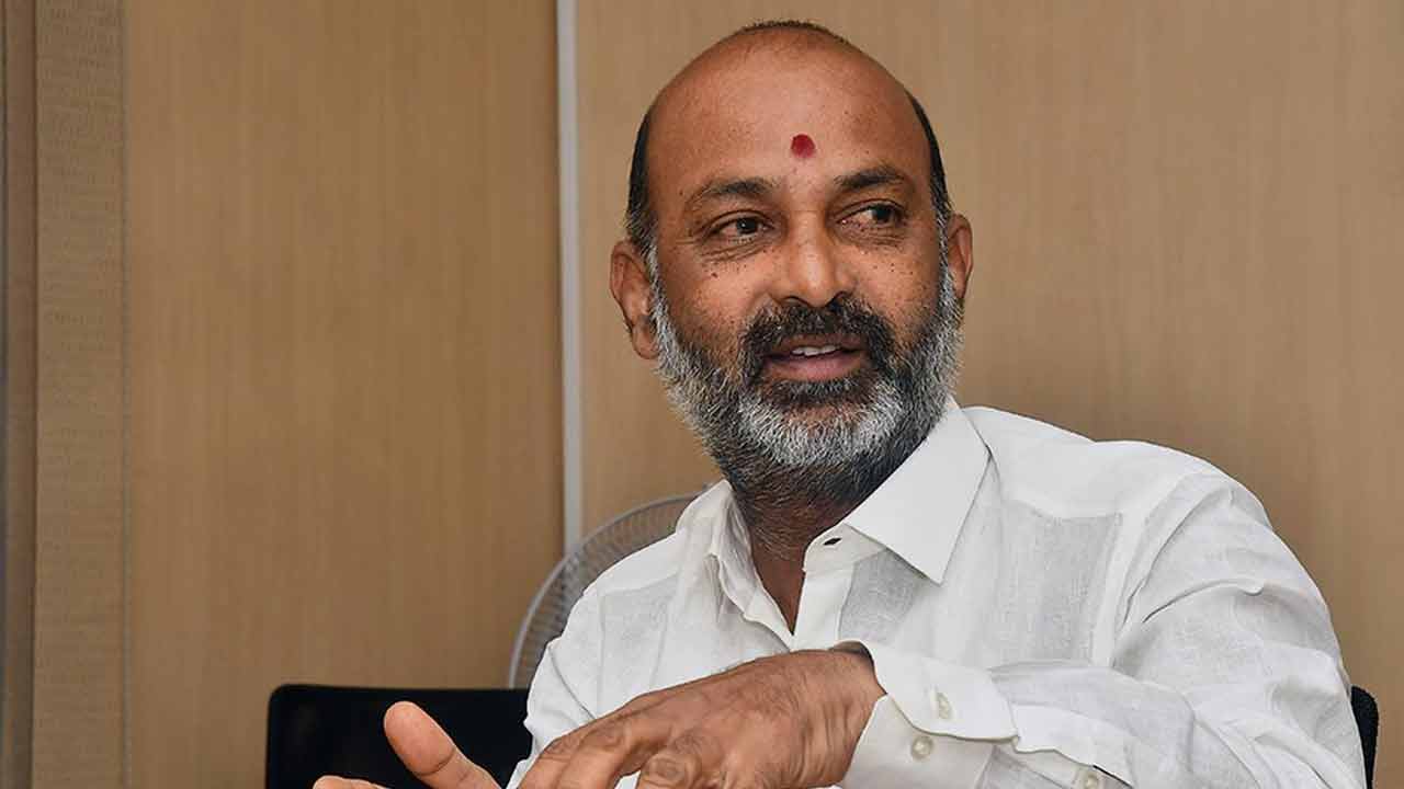 Phone Tapping Case | రాష్ట్ర రాజకీయాల్లో పెను సంచలనం.. ఫోన్ ట్యాపింగ్ కేసులో బండి సంజయ్కి ‘సిట్’ నోటీసులు..! Phone Tapping Case | రాష్ట్ర రాజకీయాల్లో పెను సంచలనం.. ఫోన్ ట్యాపింగ్ కేసులో బండి సంజయ్కి ‘సిట్’ నోటీసులు..!