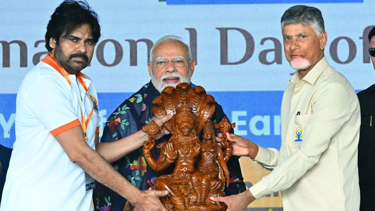 యోగాంధ్ర గ్రాండ్ సక్సెస్.. సీఎం చంద్రబాబు నాయుడు యోగాంధ్ర గ్రాండ్ సక్సెస్.. సీఎం చంద్రబాబు నాయుడు