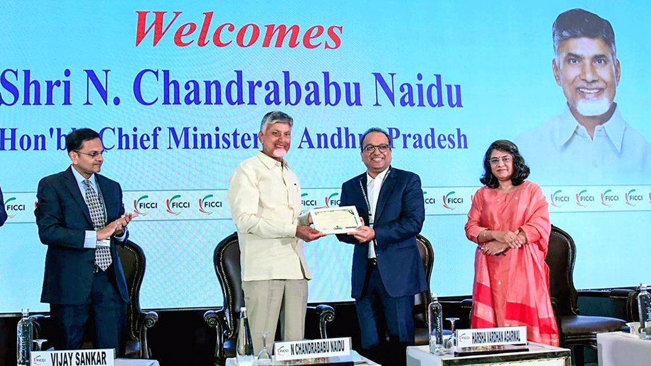 హైదరాబాద్కు మించి అమరావతి అభివృద్ధి : సీఎం చంద్రబాబు హైదరాబాద్కు మించి అమరావతి అభివృద్ధి : సీఎం చంద్రబాబు