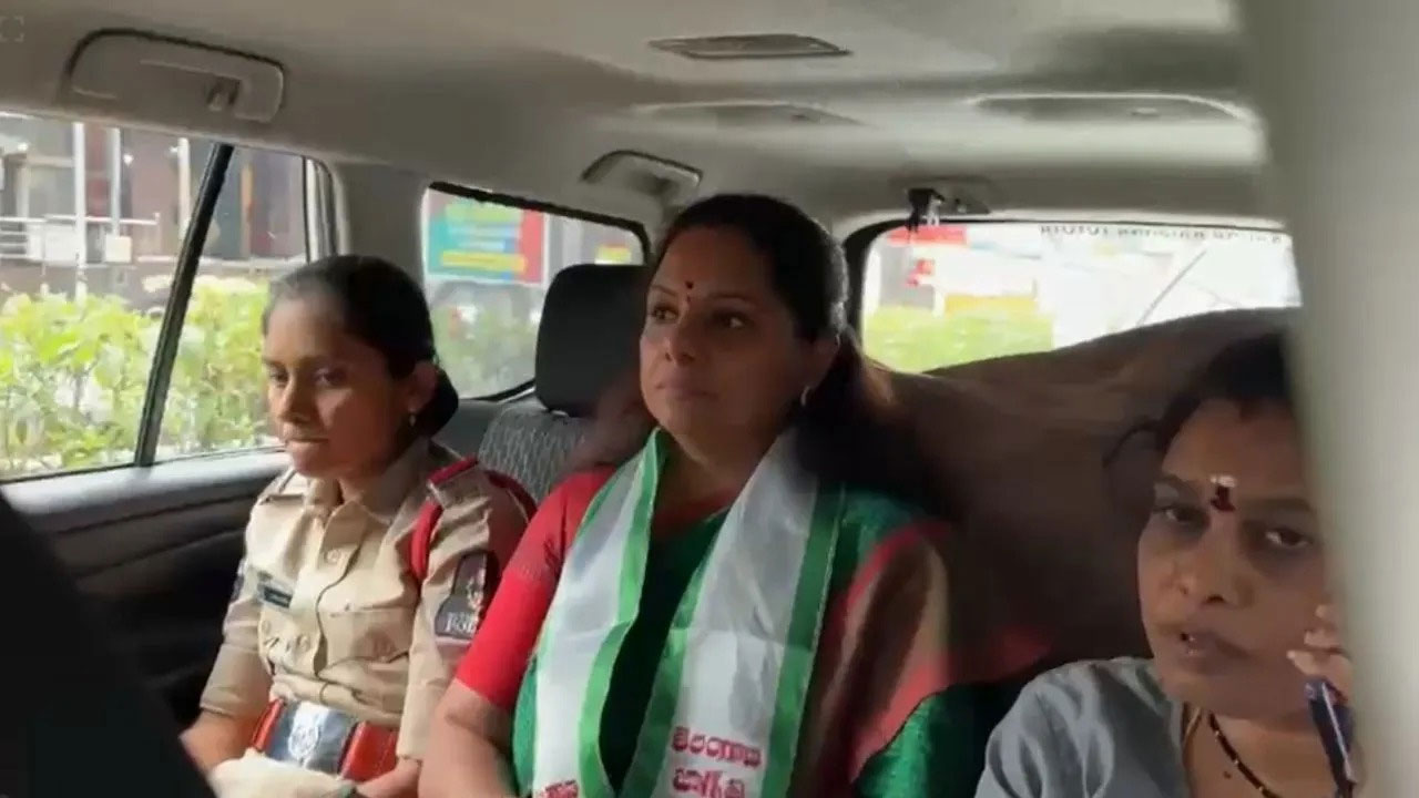 MLC Kavitha arrest | ఎమ్మెల్సీ కవిత అరెస్ట్.. – కంచన్ బాగ్ స్టేషన్ కు తరలింపు MLC Kavitha arrest | ఎమ్మెల్సీ కవిత అరెస్ట్.. – కంచన్ బాగ్ స్టేషన్ కు తరలింపు