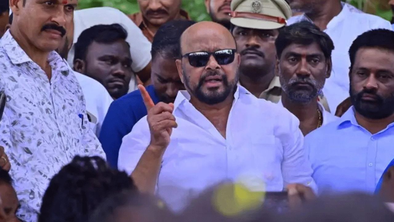 Konda Murali | కుక్కను కొట్టినట్టే అని వదిలేశా.. ఎర్రబెల్లి కుటుంబంపై కొండా మురళి వ్యాఖ్యలు.. సొంతపార్టీ నేతలపైనా ఫైర్ Konda Murali | కుక్కను కొట్టినట్టే అని వదిలేశా.. ఎర్రబెల్లి కుటుంబంపై కొండా మురళి వ్యాఖ్యలు.. సొంతపార్టీ నేతలపైనా ఫైర్