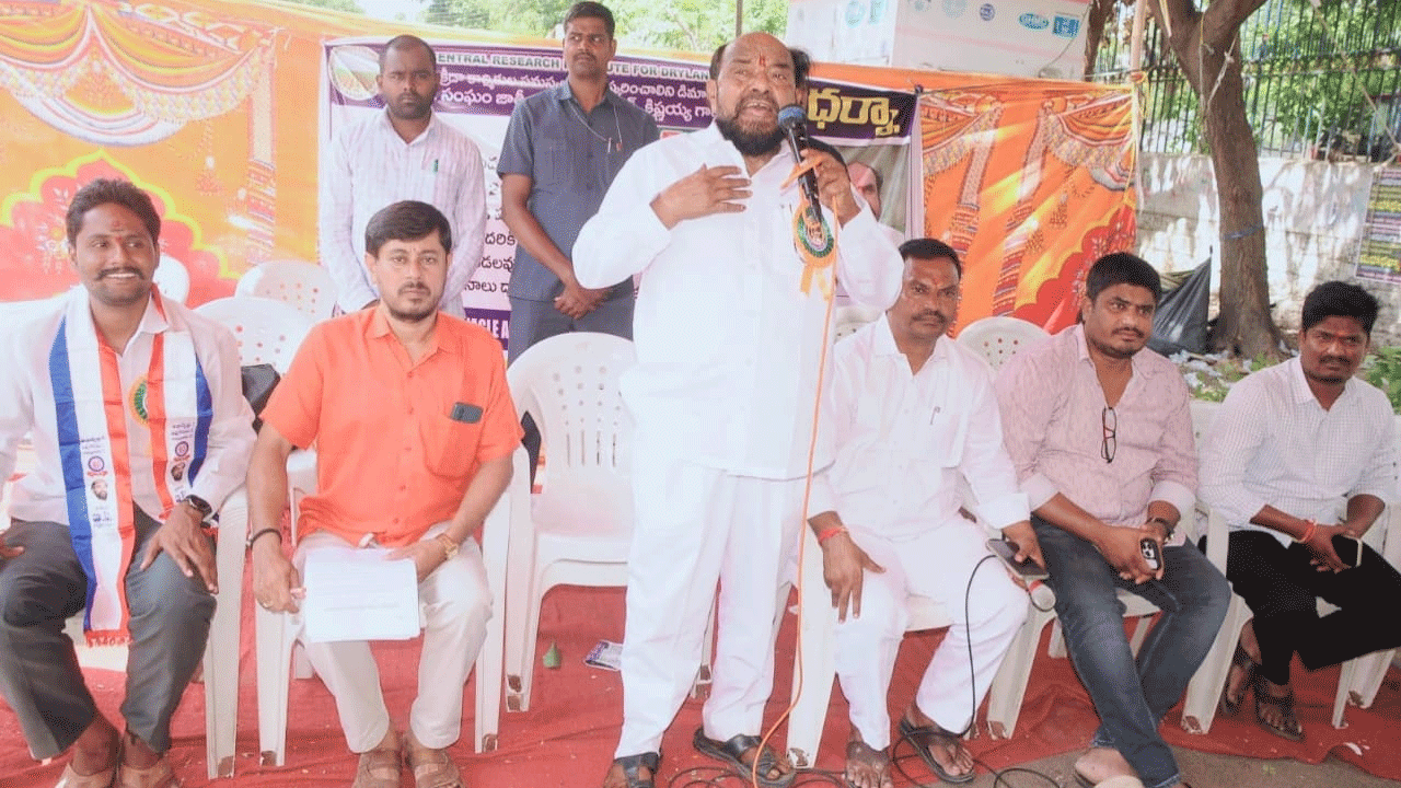 Outsourcing Employees | ఔట్సోర్సింగ్ ఉద్యోగులను పర్మినెంట్ చేయాలి : రాజ్యసభ సభ్యుడు ఆర్ కృష్ణయ్య డిమాండ్ Outsourcing Employees | ఔట్సోర్సింగ్ ఉద్యోగులను పర్మినెంట్ చేయాలి : రాజ్యసభ సభ్యుడు ఆర్ కృష్ణయ్య డిమాండ్