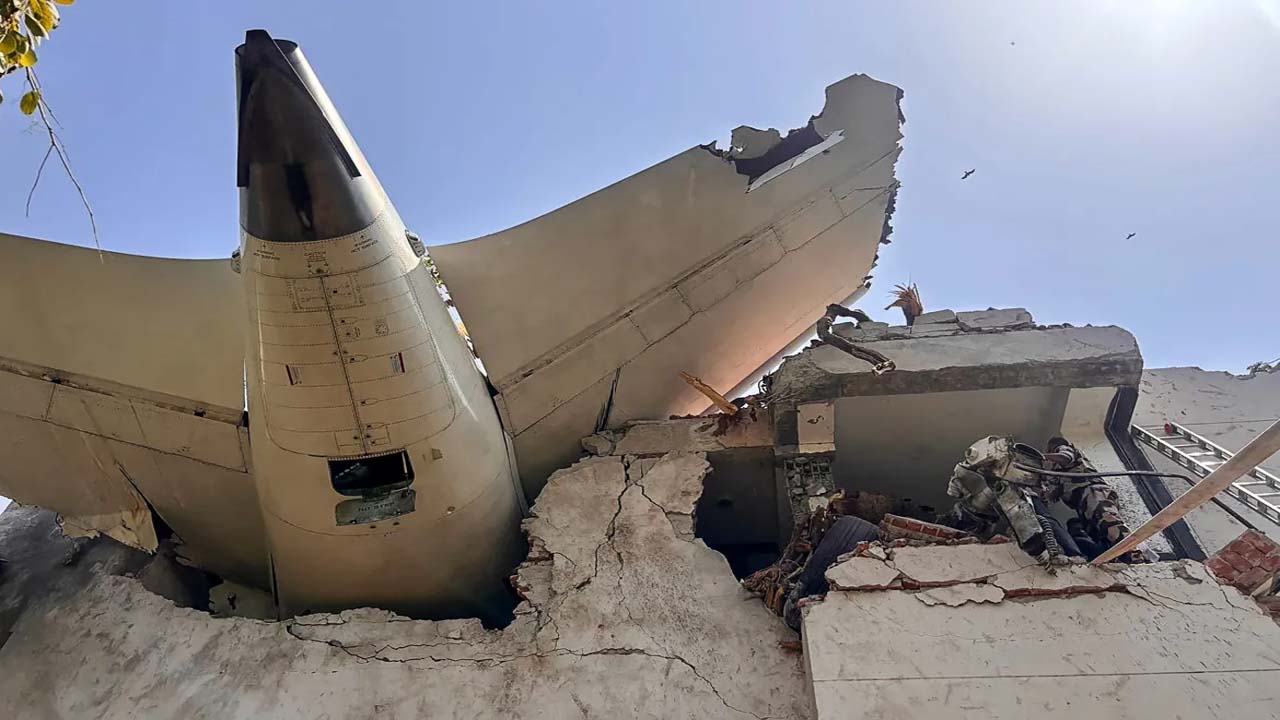 Plane Crash: విమానం తోకభాగంలో మృతదేహం.. ఎవరిది? Plane Crash: విమానం తోకభాగంలో మృతదేహం.. ఎవరిది?