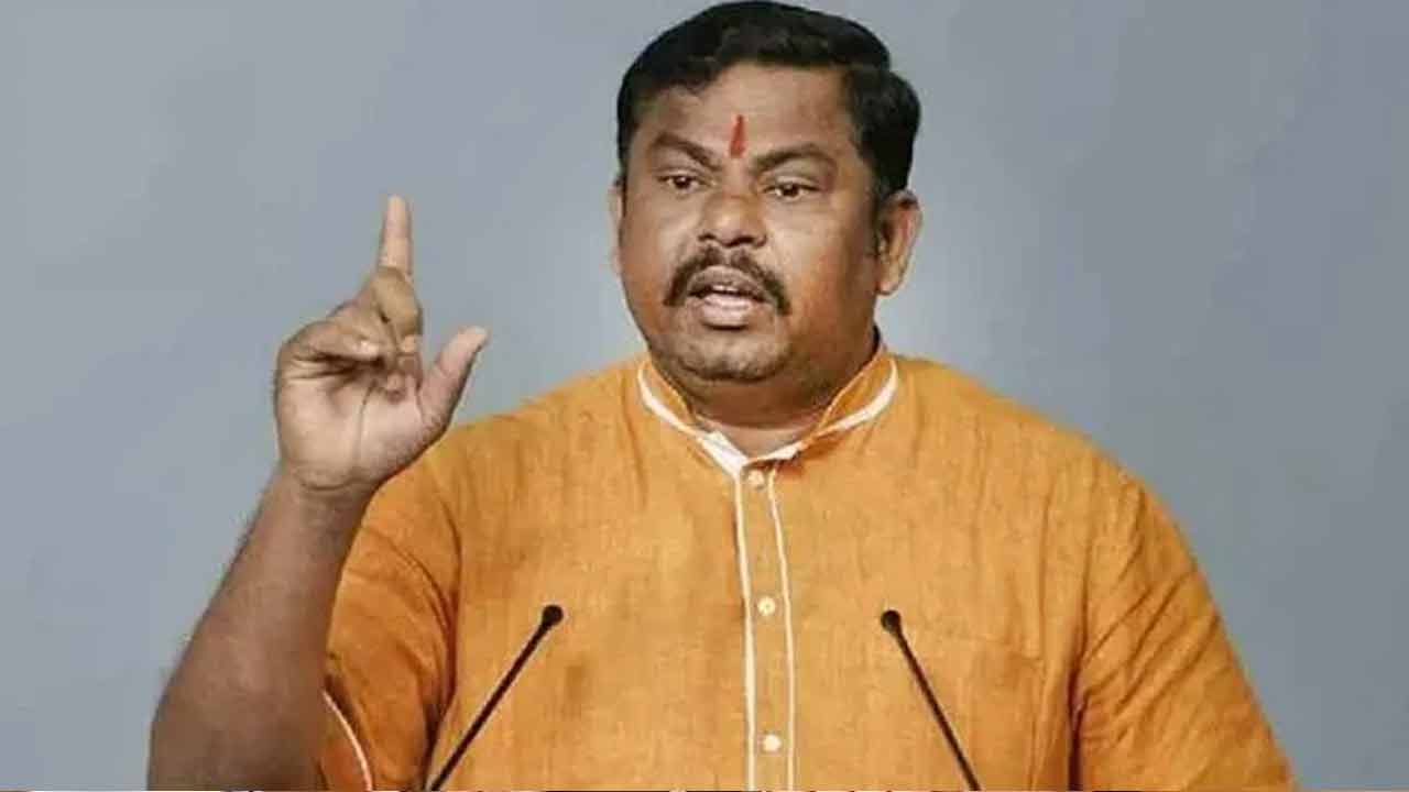 MLA Raja singh | సీఎం రేవంత్కు దమ్ముంటే.. కాళేశ్వరంపై సీబీఐ విచారణ కోరాలి: ఎమ్మెల్యే రాజాసింగ్ MLA Raja singh | సీఎం రేవంత్కు దమ్ముంటే.. కాళేశ్వరంపై సీబీఐ విచారణ కోరాలి: ఎమ్మెల్యే రాజాసింగ్