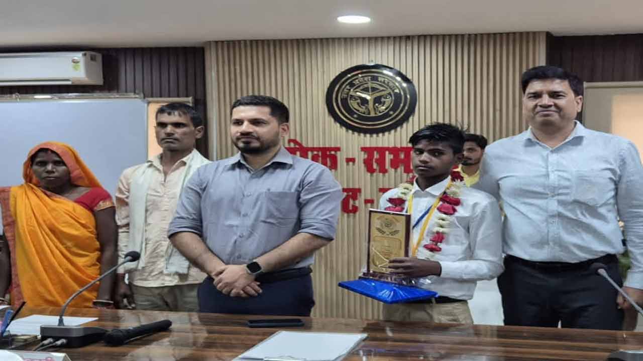 Dalit Student | చరిత్ర సృష్టించిన దళిత విద్యార్థి.. ఆ గ్రామంలో పది పాసైన తొలి బాలుడు ఇతనే Dalit Student | చరిత్ర సృష్టించిన దళిత విద్యార్థి.. ఆ గ్రామంలో పది పాసైన తొలి బాలుడు ఇతనే