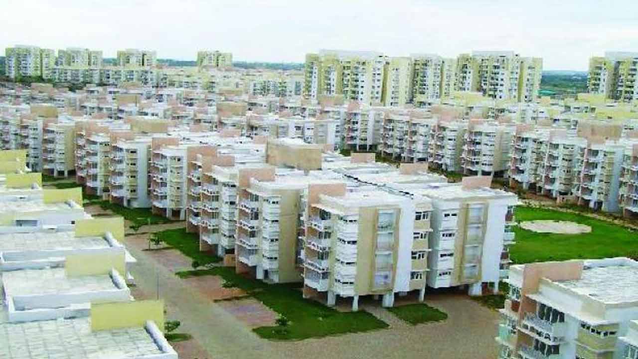 Real Estate | హౌసింగ్ బోర్డు స్థలాలకు డిమాండ్.. గచ్చిబౌలిలో రూ. 33 కోట్లకు ఒక ప్లాట్ కొనుగోలు Real Estate | హౌసింగ్ బోర్డు స్థలాలకు డిమాండ్.. గచ్చిబౌలిలో రూ. 33 కోట్లకు ఒక ప్లాట్ కొనుగోలు