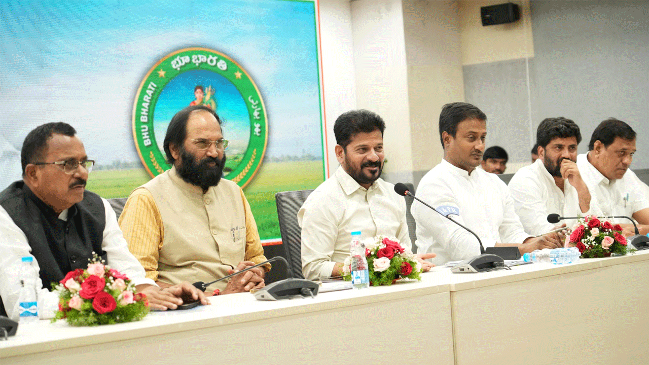Banakacharla Project | బనకచర్ల పాపం కేసీఆర్దే : మీడియా సమావేశంలో సీఎం రేవంత్ Banakacharla Project | బనకచర్ల పాపం కేసీఆర్దే : మీడియా సమావేశంలో సీఎం రేవంత్