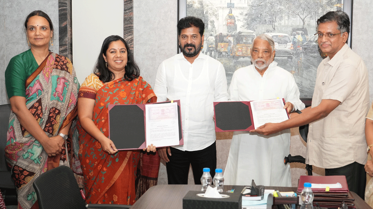 Government Schools | సర్కారు బడుల్లో సరికొత్త బోధన.. అత్యాధునిక పద్ధతుల్లో టీచింగ్ : సీఎం రేవంత్రెడ్డి Government Schools | సర్కారు బడుల్లో సరికొత్త బోధన.. అత్యాధునిక పద్ధతుల్లో టీచింగ్ : సీఎం రేవంత్రెడ్డి