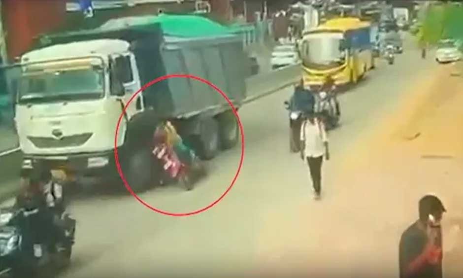 Tipper Aaccident: బాలుడి పైనుండి వెళ్లిన టిప్పర్ లారీ Tipper Aaccident: బాలుడి పైనుండి వెళ్లిన టిప్పర్ లారీ
