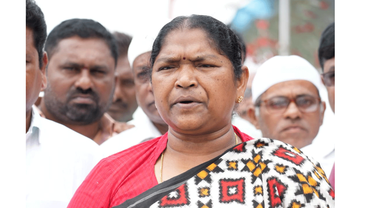 మా సీఎం ఫామ్ హౌజ్లో పడుకోలేదు: మంత్రి సీతక్క మా సీఎం ఫామ్ హౌజ్లో పడుకోలేదు: మంత్రి సీతక్క