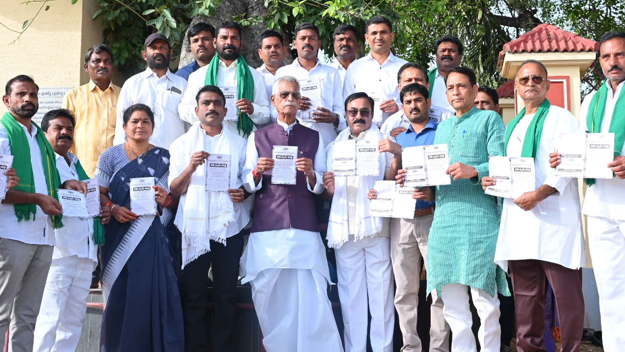Bhumi Sunil: రైతుకు.. చట్టాలు చుట్టాలు కావాలి! అన్నదాతలతో భూమి సునీల్ Bhumi Sunil: రైతుకు.. చట్టాలు చుట్టాలు కావాలి! అన్నదాతలతో భూమి సునీల్