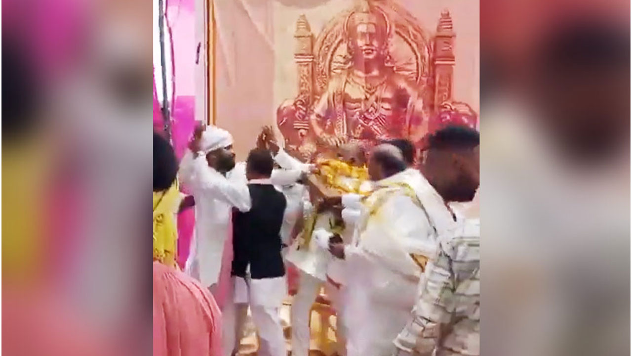 Viral Video | పిలిచి.. దండేసి మరీ చితకబాదారు! యూపీలో ఘటన వీడియో వైరల్ Viral Video | పిలిచి.. దండేసి మరీ చితకబాదారు! యూపీలో ఘటన వీడియో వైరల్