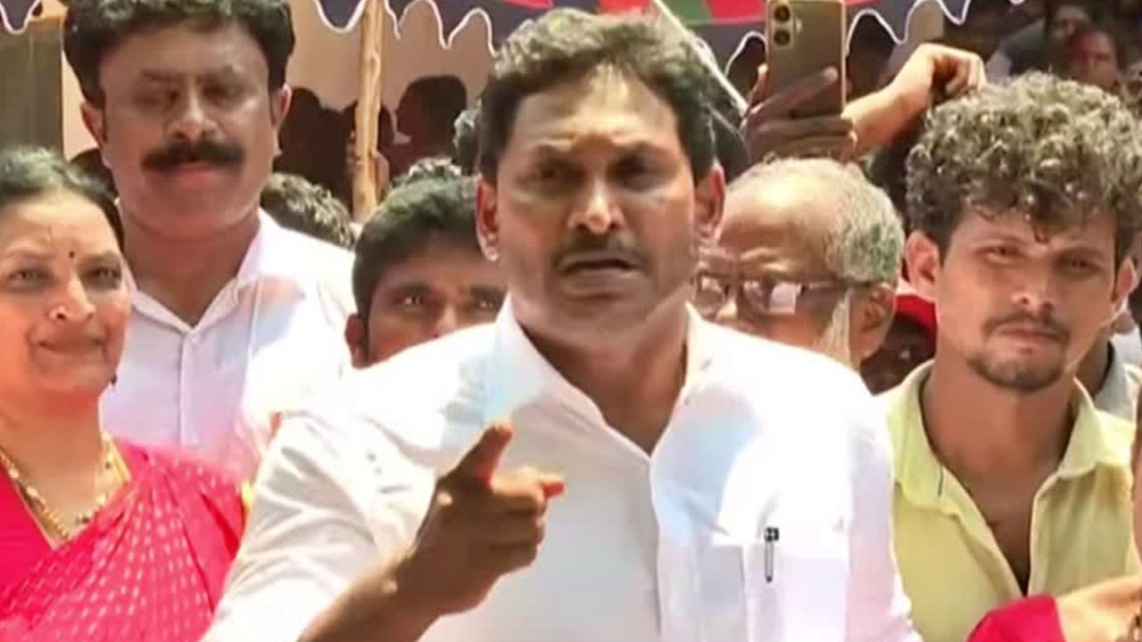 YS Jagan Mohan Reddy | ఏపీ పోలీసులకు మాజీ సీఎం జగన్ వార్నింగ్.. మీకు సినిమా ఉంటది.. YS Jagan Mohan Reddy | ఏపీ పోలీసులకు మాజీ సీఎం జగన్ వార్నింగ్.. మీకు సినిమా ఉంటది..