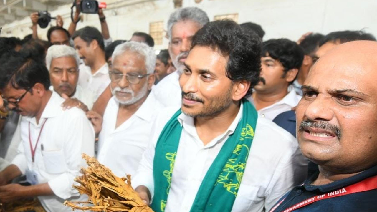 YSRCP | రైతుల సమస్యలపై కూటమి నిర్లక్ష్యం .. మాజీ సీఎం జగన్.. పొదిలి పొగాకు బోర్డు సందర్శన YSRCP | రైతుల సమస్యలపై కూటమి నిర్లక్ష్యం .. మాజీ సీఎం జగన్.. పొదిలి పొగాకు బోర్డు సందర్శన
