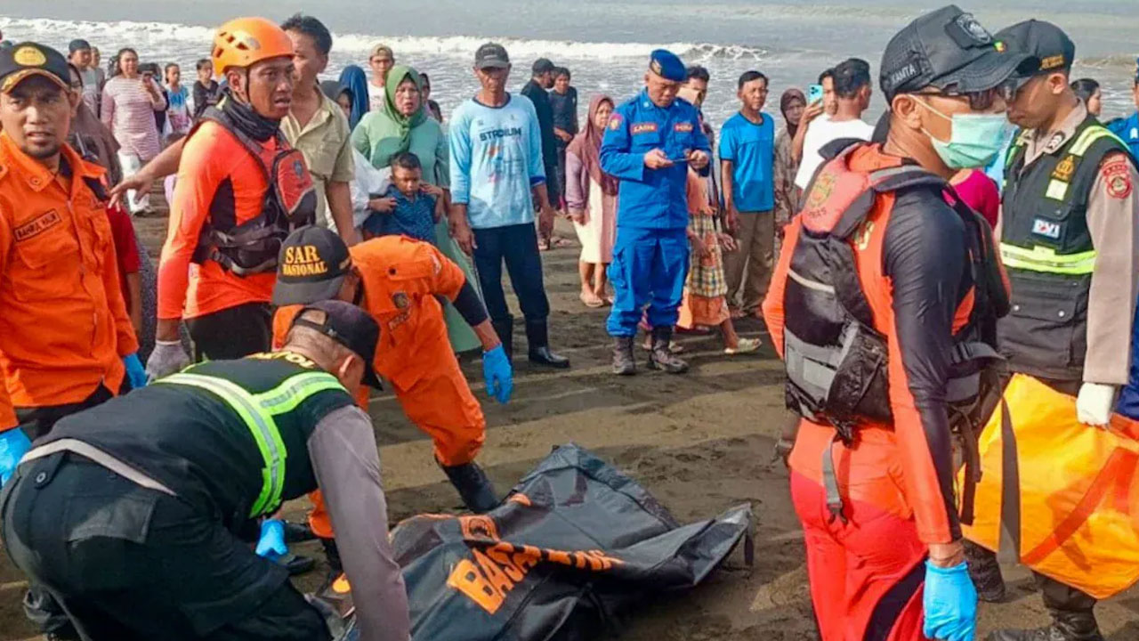 Ferry Sank off Bali coast | సముద్రంలో మునిగిన నౌక.. 43 మంది గల్లంతు..! Ferry Sank off Bali coast | సముద్రంలో మునిగిన నౌక.. 43 మంది గల్లంతు..!