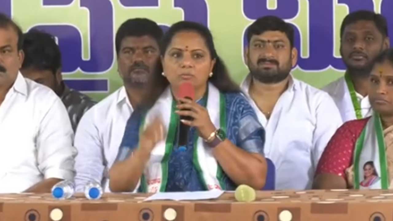Kavitha Hunger Strike| బీసీ రిజర్వేషన్ల సాధనకు 72 గంటల నిరాహార దీక్ష చేస్తా: ఎమ్మెల్సీ కవిత Kavitha Hunger Strike| బీసీ రిజర్వేషన్ల సాధనకు 72 గంటల నిరాహార దీక్ష చేస్తా: ఎమ్మెల్సీ కవిత